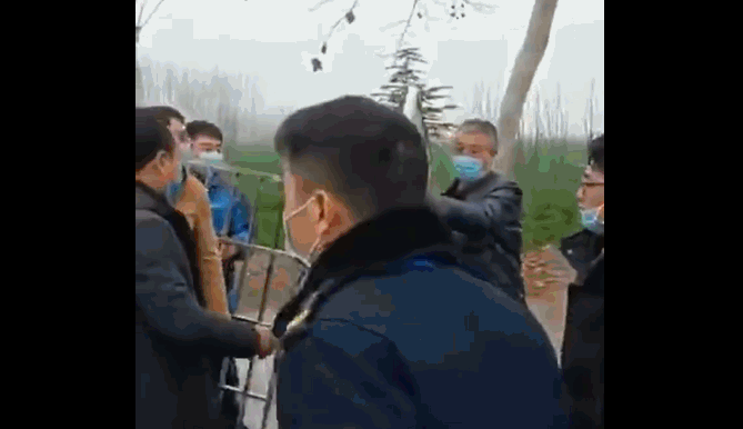 【每日平安第91期】不满执法男子冲撞人群,口角纠纷暴徒持刀伤人